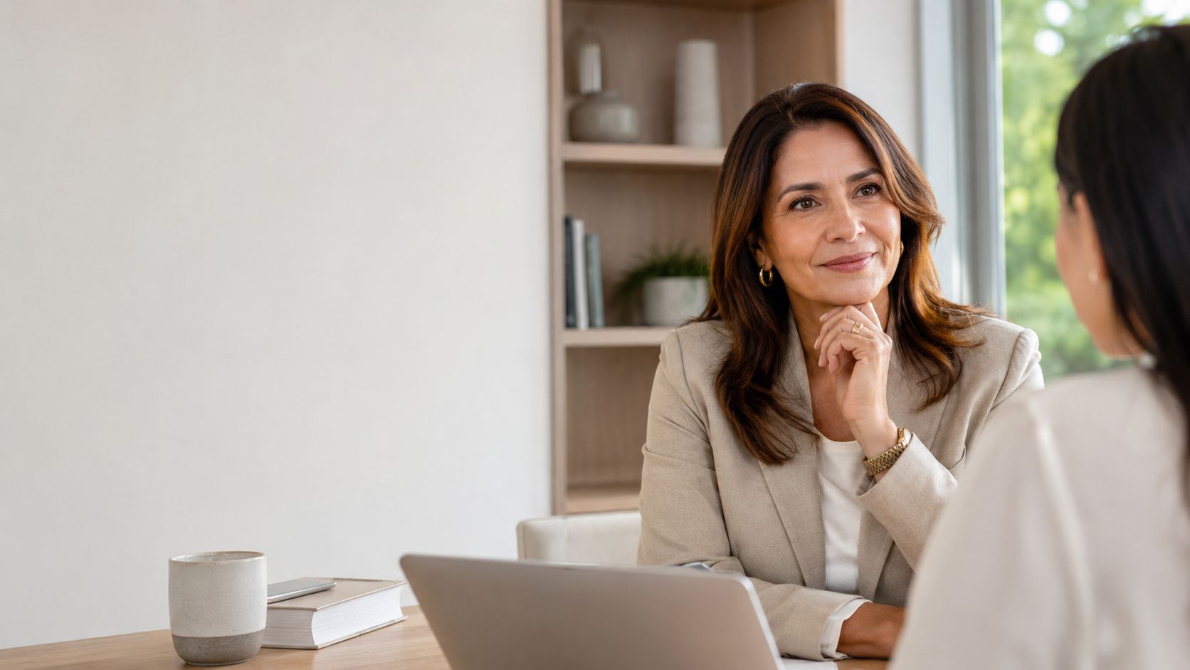 María Marleny López escuchando a una persona durante una conversación de coaching profesional
