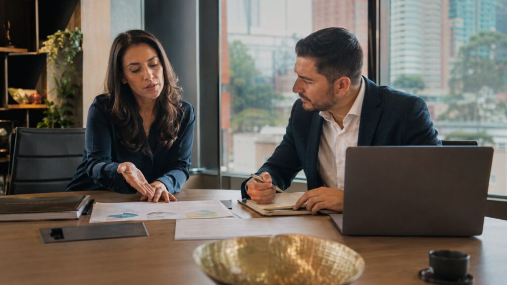 Líder y colaborador aclarando cómo delegar sin micromanagement